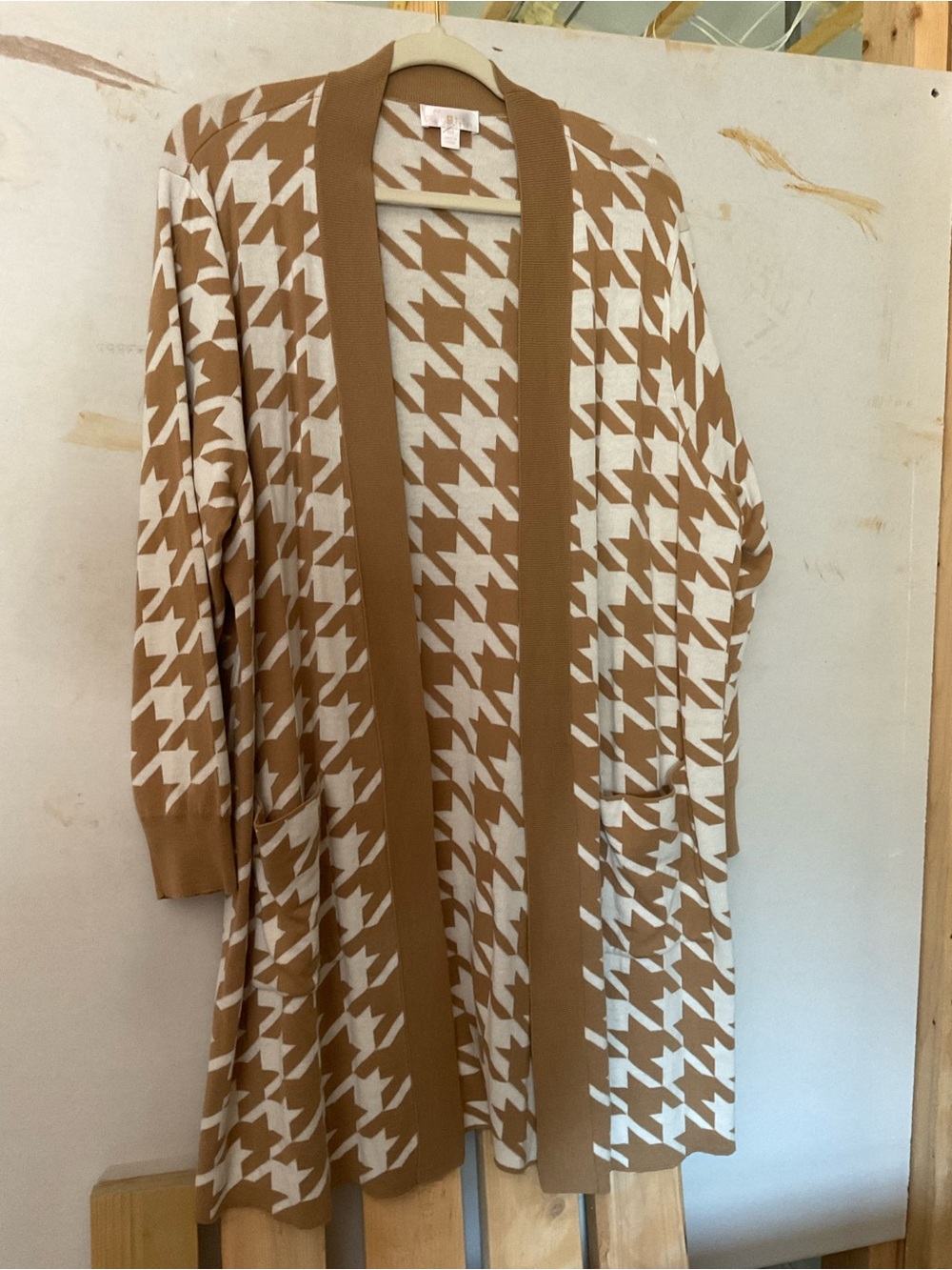 Belle by Kim Gravel Camel and Cream Houndstooth Open-Front Cardigan. Size 1X